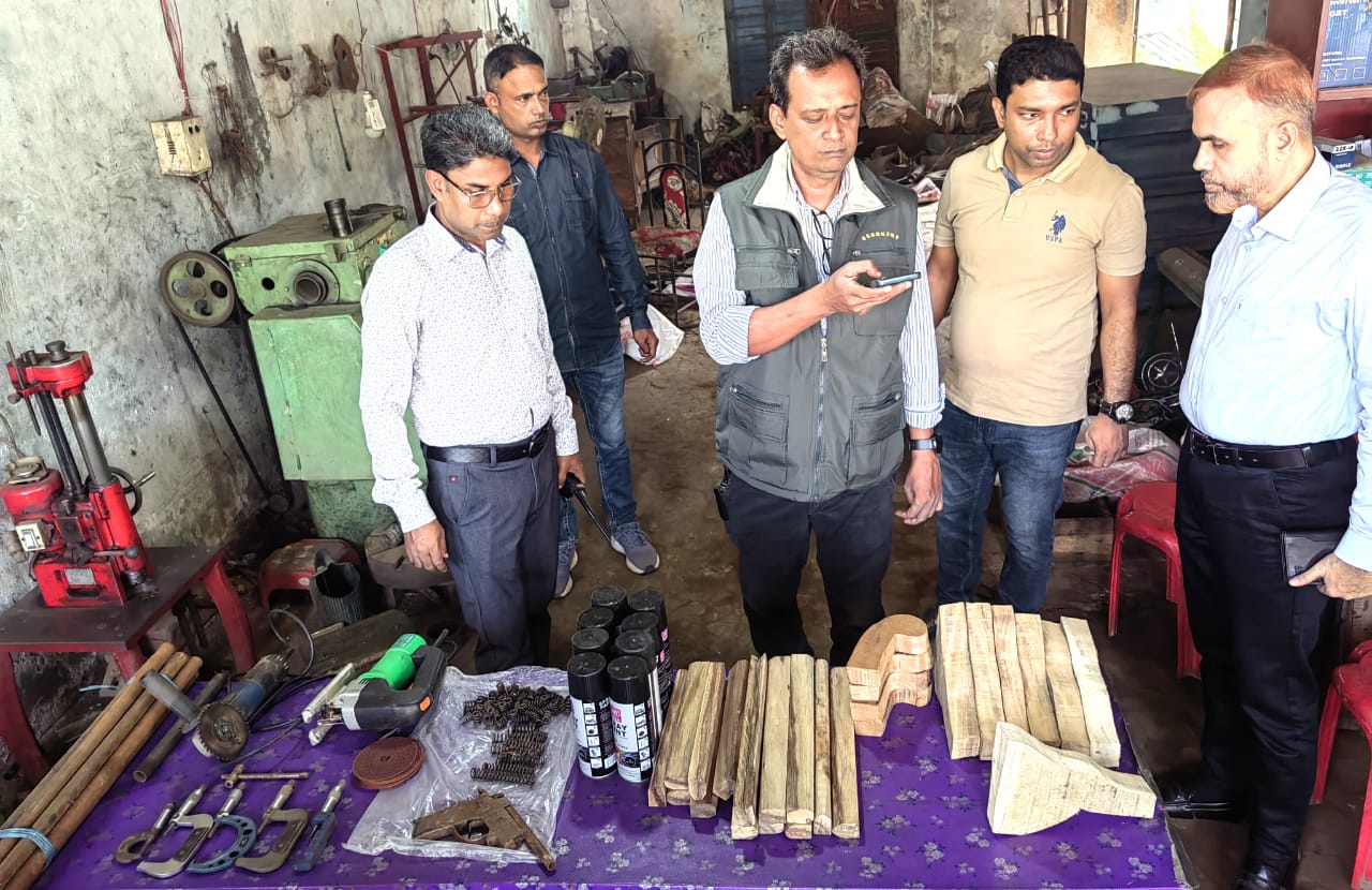 লক্ষ্মীপুরে অস্ত্র তৈরির গোপন ওয়ার্কশপে ডিবির অভিযান, উদ্ধার দেশীয় পিস্তল